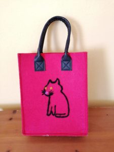 Eine nadelgefilzte Filztasche mit Katze