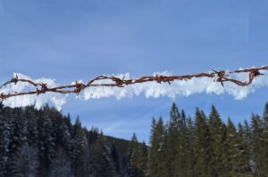 gefrorener Stacheldrahtzaun im Winter am Jägersee im Kleinarltal